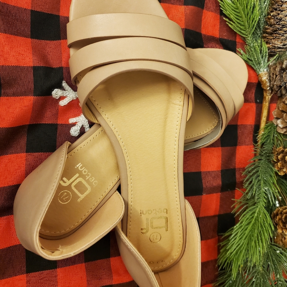 Comfy flats BRAND NEW. TRIED ON BUT NEVER WORN